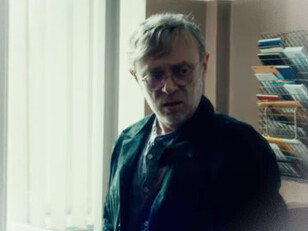 Il film racconta quanto possa essere alto il prezzo della libertà quando il potere pretende obbedienza anziché confronto. Tansu Biçer in una scena del film