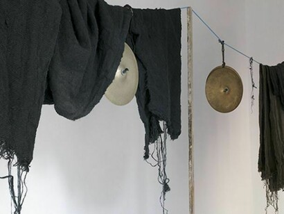 Phillip Lai Co-presence, 2012, dyed jute, cymbals, teaspoons, needle, blue polypropylene rope, shackle, carbines, approx. 309 x 780 x 15 cm