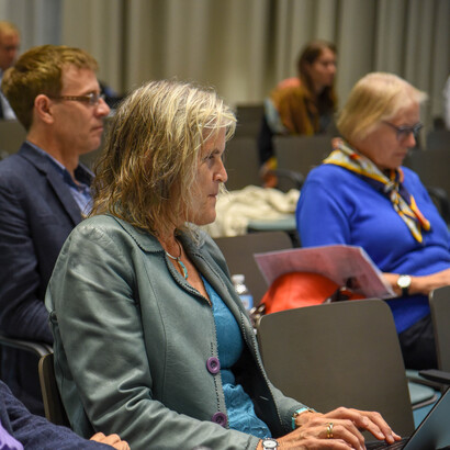 El populismo es una estrategia en la que un líder personalista busca ejercer el poder con apoyo directo, sin estructuras intermedias. Esta relación directa puede debilitar o incluso sustituir el rol de las instituciones. Modelos nórdicos en la era del populismo. En el Centro para el Estudio de Europa de la Universidad de Boston. 27 y 28 de septiembre de 2018, EE.UU.