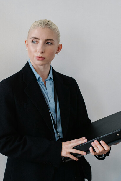 A manipulação da mídia transformou veículos de comunicação em porta-vozes de ideologias, tornando essencial a preservação da liberdade de expressão nas redes sociais