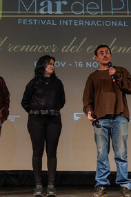 The festival's slogan can be read in the background: "El renacer del esplendor", "The rebirth of splendor"