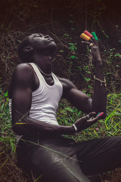 Homme africain. Les Fon racontent dans leur cosmogénèse que, quand le monde eut été créé, le serpent rassembla la terre entre ses anneaux et donna aux hommes un lieu de séjour
