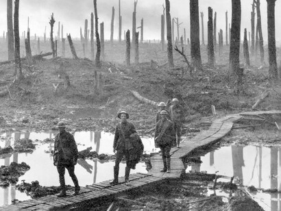 Soldados australianos en el saliente de Ypres, cuyos bosques se observan completamente devastados, durante la tercera batalla homónima, 1917