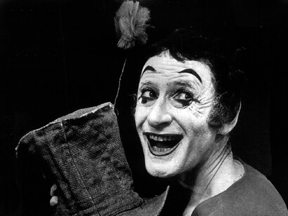 Marceau trabajó con la Resistencia francesa durante la Segunda Guerra Mundial, dando su primera actuación importante ante 3,000 soldados después de la liberación de París