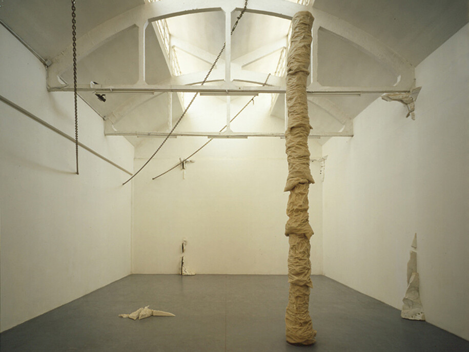 Federico De Leonardis, Carcere d'invenzione I, cera e catene, installazione ambientale, 1986