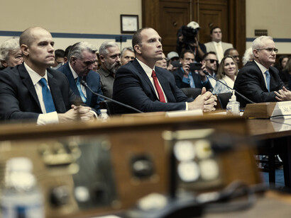 Ryan Graves, David Grusch y David Fravor en una audiencia frente a la subcomisión de Seguridad Nacional, Frontera y Asuntos Exteriores del Comité de Supervisión de la Cámara de Representantes 