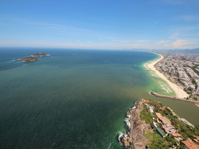 Praia da Barra tomada por sedimento e esgoto proveniente das lagoas da baixada de Jacarepaguá