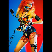 Patrice Stable, La mannequin Emma Sjöerg Wiklund lors du tournage du vidéoclip Too Funky de George Michael, Paris, 1992. Tenue : Thierry Mugler, collection Les Cow-boys, prêt-à-porter printemps-été 1992. Bustier « carénage de motocyclette » en plexiglas peint à la main (Jean-Jacques Urcun), cœur matelassé dans le dos. Short et franges en cuir. Jarretière « Budweiser » assortie. Photo : © Patrice Stable.