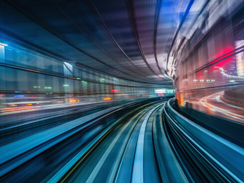 Il treno che scorre sinuoso sui binari lasciando una scia di stupore e gratitudine al paesaggio appena attraversato
