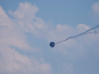 Archive de la Marine brésilienne (projet GLAM), 6 octobre 2015, montrant un drone militaire en explosion, en contraste avec la tension croissante entre le Mali et l'Algérie