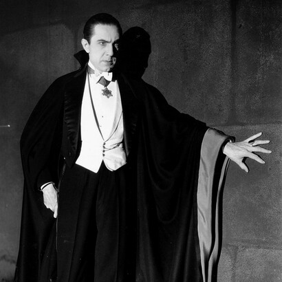 Nella foto Bela Lugosi è il conte Dracula, in un film del 1931. Nella sua immortalità, Dracula non è mai lo stesso: cambia con noi, assorbendo le nostre paure più intime