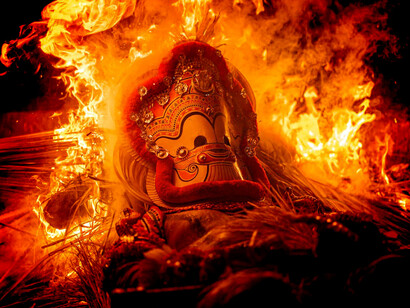 Pottan Theyyam, a mesmerizing Kerala ritual dance, is an integral part of Indian festivals in Kannur, Kerala. This traditional performance highlights the deep cultural and spiritual roots of the region, captivating audiences with its vibrant display