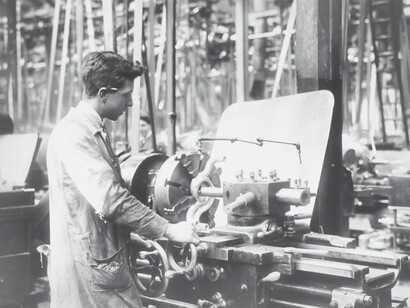 Hombre en una fábrica industrial a principios del siglo XX
