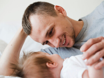 Hablar de ternura no es algo menor: es cuestionar estructuras culturales que asocian la paternidad con la distancia y el autoritarismo