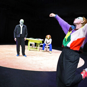 Und oder oder oder oder und und beziehungsweise und oder beziehungsweise oder und beziehungsweise einfach und. Courtesy of Residenztheater