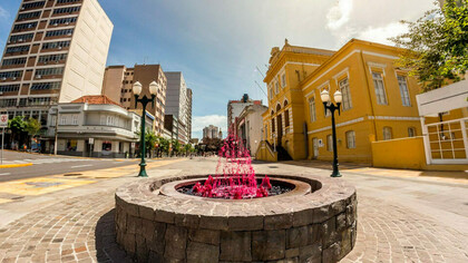 Bento não é apenas a capital brasileira do vinho é um lugar onde o tempo parece andar devagar, onde as pessoas ainda se cumprimentam na rua e onde o trabalho nas vinícolas faz parte da rotina de muitas famílias há gerações. É uma cidade que carrega o sotaque italiano em cada esquina e o orgulho de quem aprendeu com os antepassados a transformar uvas em histórias