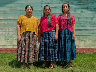Mujeres Q’eqchi’s luciendo su atuendo tradicional. Foto Willy Castellanos