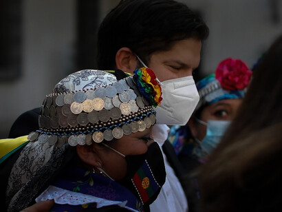 An Indigenous woman accompanied by a man.The plan of "Buen Vivir", Chile