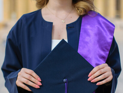 A retenção de alunos é fortalecida com programas de mentoria e tutoria personalizados, apoiados por estratégias de marketing digital