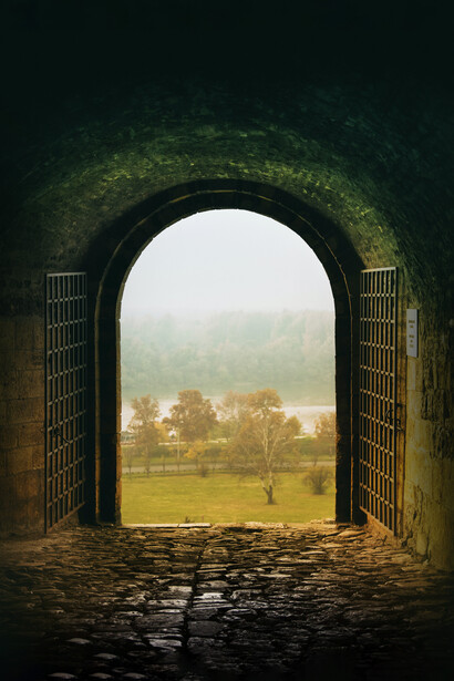 Portón de una fortaleza se abre para dar paso a un jardín. La abundancia tiene que ver con sentirse satisfecho, pleno. Por eso se relaciona con la autoestima o valor propio