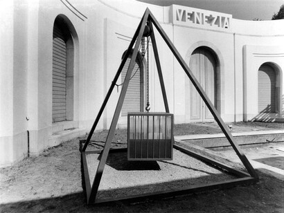 Fabrizio Plessi, Gabbia d’acqua, 1972, 400x300x300 cm, ferro, perspex e acqua, XXXVI Biennale di Venezia, 1972, sezione “Venezia: ieri, oggi, domani” Foto Enrico Cattaneo