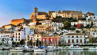 Pequeñas embarcaciones frente al pueblo de Ibiza