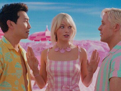 Cena do filme Barbie (2023) com Margot Robbie, Ryan Gosling e Simu Liu