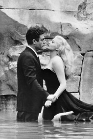 Image tirée du film La Dolce Vita de Federico Fellini. Marcello Mastroianni et Anita Ekberg dans la fontaine de Trevi, à Rome