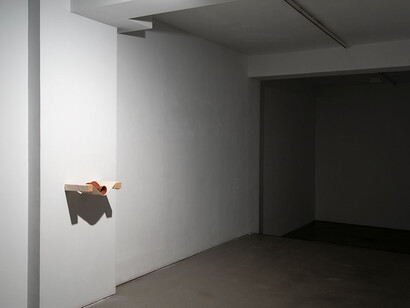 Babak Golkar, Sound objects; unsound time, vista de exhibición. Cortesía de la Galería Sabrina Amrani 