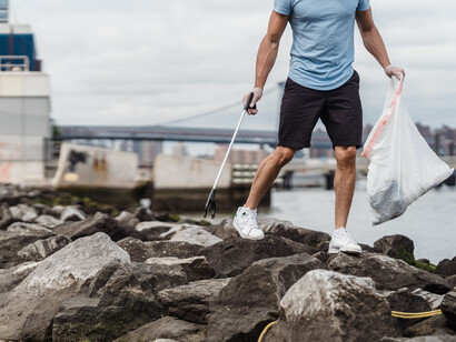 Viagem sustentável envolve a remoção de lixo de região portuária de Santos, São Paulo