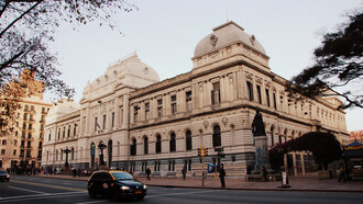 Universidad de la República, Montevideo, Uruguay. La educación es un proceso esencial que acompaña a la persona desde la primera infancia hasta la formación universitaria