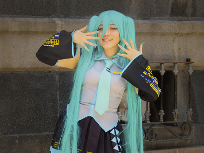 En su forma de holograma, Hatsune Miku condensa la paradoja de un afecto real depositado en una presencia que solo existe en la ilusión tecnológica