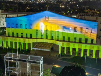 Imagem da projeção de obras de arte em comemoração aos 100 anos da Semana de Arte Moderna em São Paulo, 2022. O grupo percorreu cidades como Ouro Preto, Congonhas, Mariana, São João del-Rei, Tiradentes, Belo Horizonte, Lagoa Santa absorvendo a grandiosidade da arquitetura barroca e a riqueza cultural do seu povo. Fascinados pela genialidade de Aleijadinho e pela oralidade popular mineira, os modernistas encontravam, nas igrejas e nas ruas, não apenas o passado, mas um Brasil vivo e mestiço, digno de ser retratado em palavras e cores vibrantes