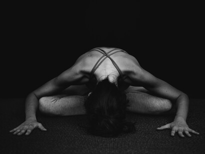 Mujer practicando yoga