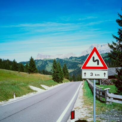 Bastava una linea bianca sull’asfalto per dare direzione al movimento, mentre la destinazione restava spesso secondaria rispetto al percorso stesso