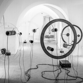 Tamara Repetto,
Oniria, Installazione sonoro-olfattiva, 2014,
Plexiglass , aluminum , fans , waffles olfactory , cable , motion detector,
Variable dimensions