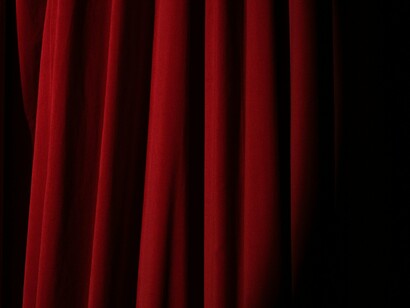 Meu primeiro contato com a arte de performar foi através da televisão, das novelas. Em 2008, quando eu tinha 7 anos, comecei a assistir A Favorita e fiquei encantado com o trabalho dos atores, com a dramaturgia, com os personagens. Aquilo despertou em mim uma vontade de fazer parte daquele universo. Minha família sempre gostou muito, então isso fazia parte do nosso cotidiano