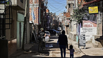 Une femme et son enfant dans un quartier de Buenos Aires © AFP/Ronaldo Schemidt