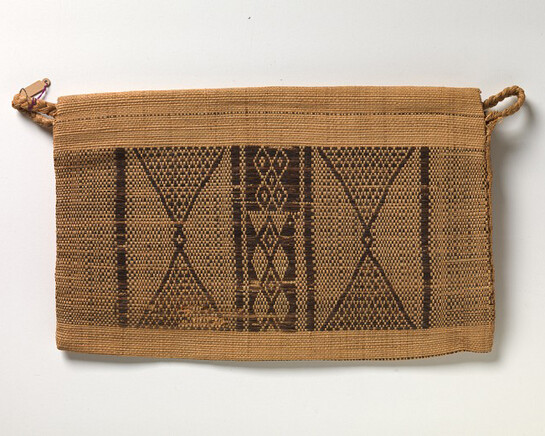 Unknown artist, Polynesian, Hawaii, Bag, 19th century, Plain weave bast fiber (grass) with dyed weft decoration, Length: 26 cm (10 1/4 inches) Gift of Brown University 22.076