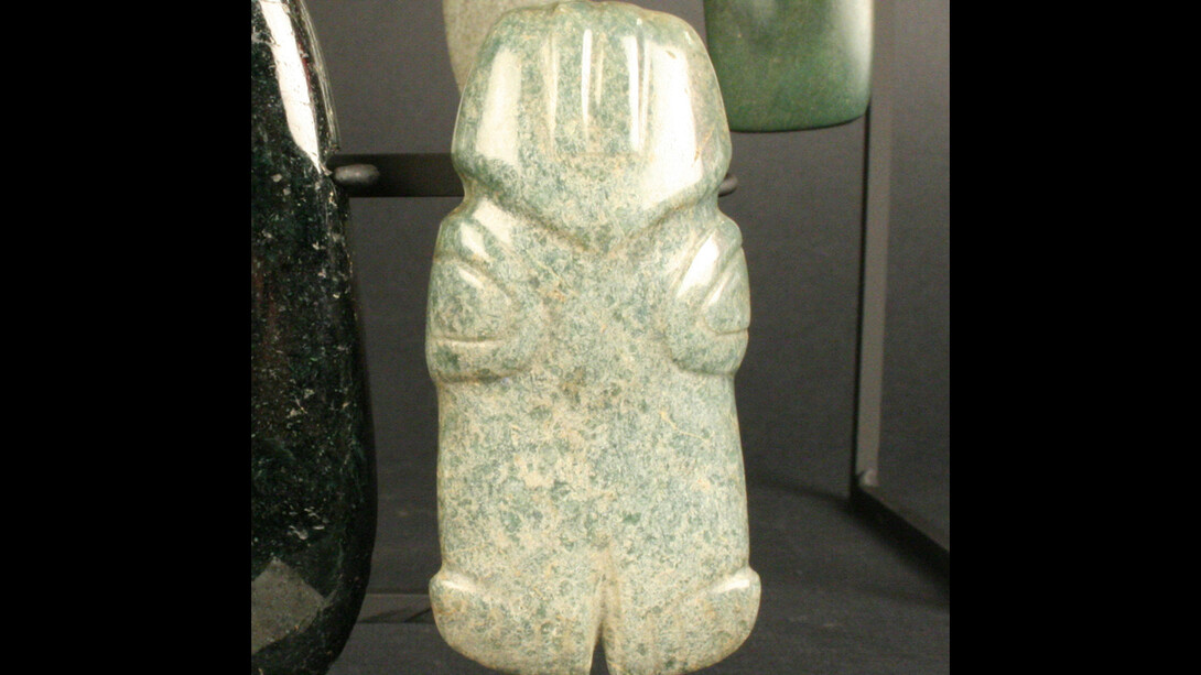 Pendiente antropomorfo
Materiales: Piedra
Clásico 300- 900 d.C.
Medidas: 75 mm de alto x 37 mm de ancho