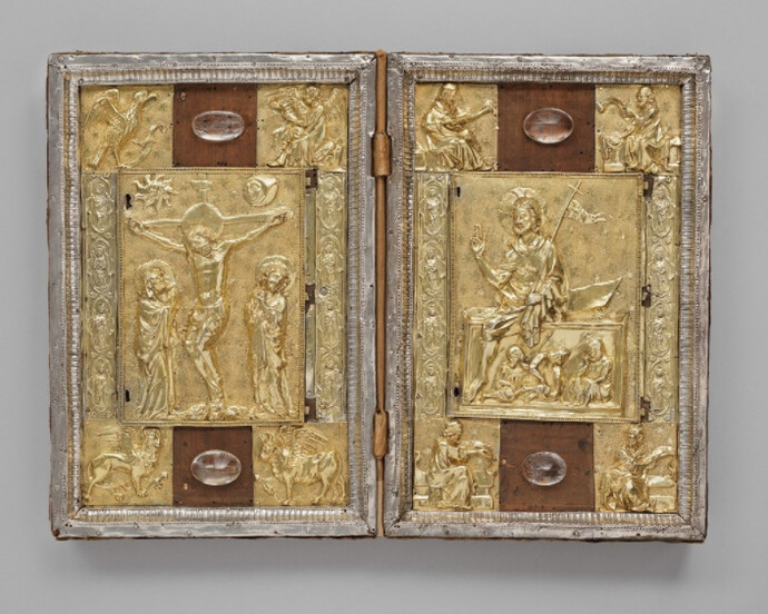 Reliquiendiptychon, erste Öffnung ,Frankreich, 14. Jh., mit späteren Veränderungen, Reliefs: Silber, getrieben und vergoldet; Einband: Samt, Seiden- und Metallstickereien; verschiedene Holzarten, Malerei, Klosterarbeit, Bergkristall, Glas, Hinterglasmalerei, Schmucksteine, Museum Schnütgen, Foto: RBA/P.Schwarz