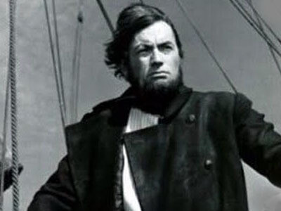 Il capitano Ahab impegna la sua ciurma multietnica, nella guerra al capodoglio che lo ha mutilato