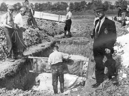 Sepultura en una fosa común en Theresienstadt, 1941
