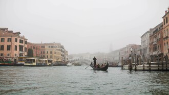 Veduta di Venezia nella foschia