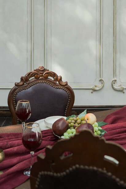 No grego, éthos se refere à conduta e comportamento, enquanto stikos significa lugar