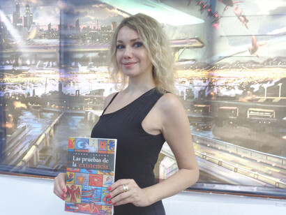 Joanna Longawa junto a su libro 'Las pruebas de la existencia' (Fotografía tomada por Gianmarco Farfán Cerdán)