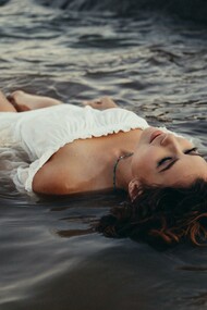 Una donna in equilibrio con se stessa ascolta il proprio corpo