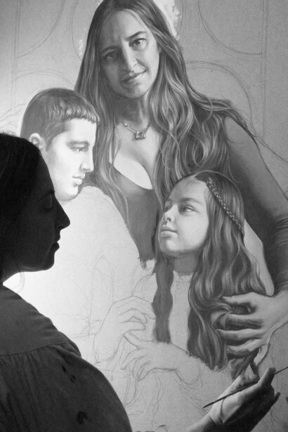 Ilaria Gonnelli in studio durante la lavorazione di "Tutti - la (Sacra) Famiglia", olio su masonite, 80x90 cm, 2020