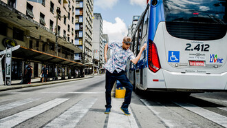 Bailarín callejero actuando en una calle de Recife, Pernambuco, Brasil