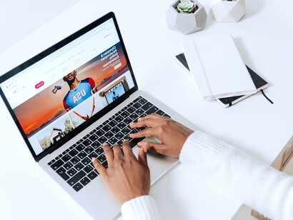 Jovem consulta site de imagens para marketing digital